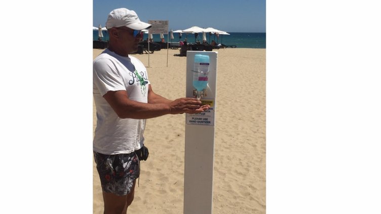 Плажът в Слънчев бряг с диспенсъри с дезинфектант за плажуващите