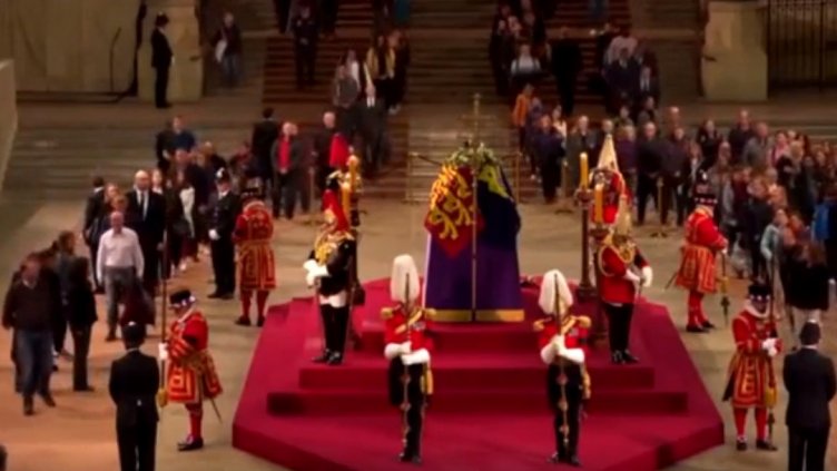 Мъж опита да докосне ковчега на Елизабет II