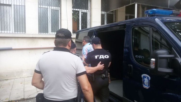 Единият от задържаните - Николай Тонев, влиза в съда.