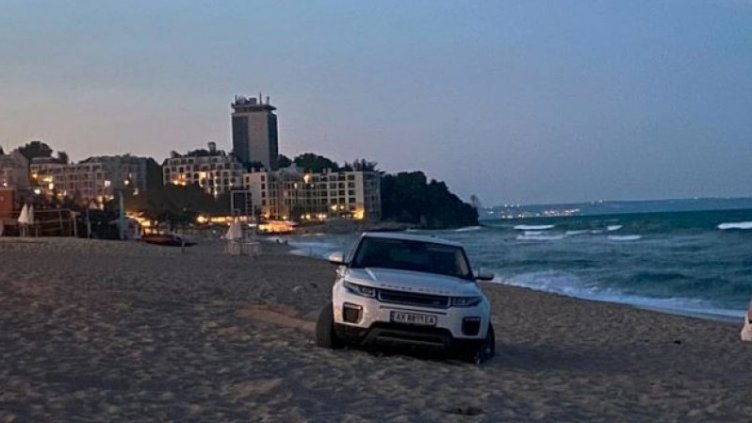 Украински джип влезе на плаж във Варна и затъна