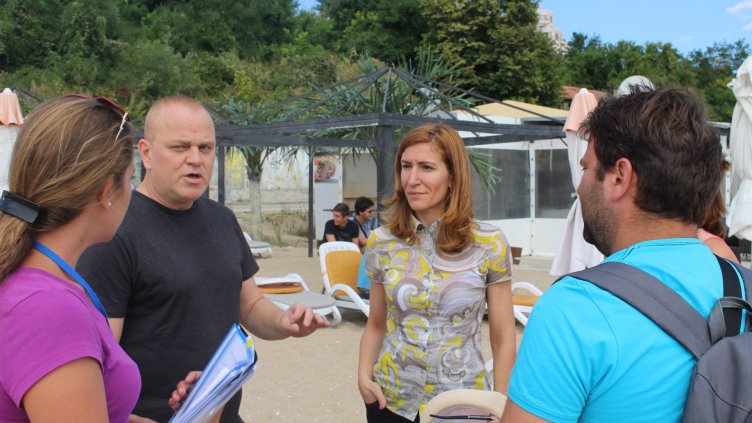 Ангелкова и Стоян Пасев провериха плажовете Кабакум