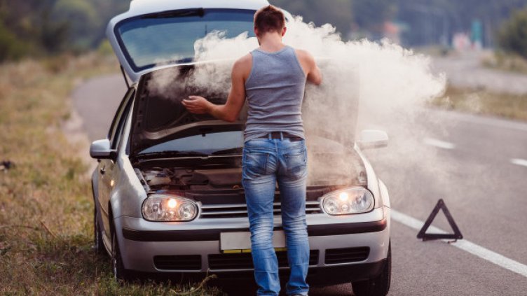 Без паника! Какво трябва и какво не трябва да правим при дим под капака?