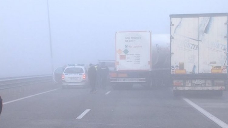 Ужас на АМ "Струма": 10 коли се помляха в мъглата, има ранени