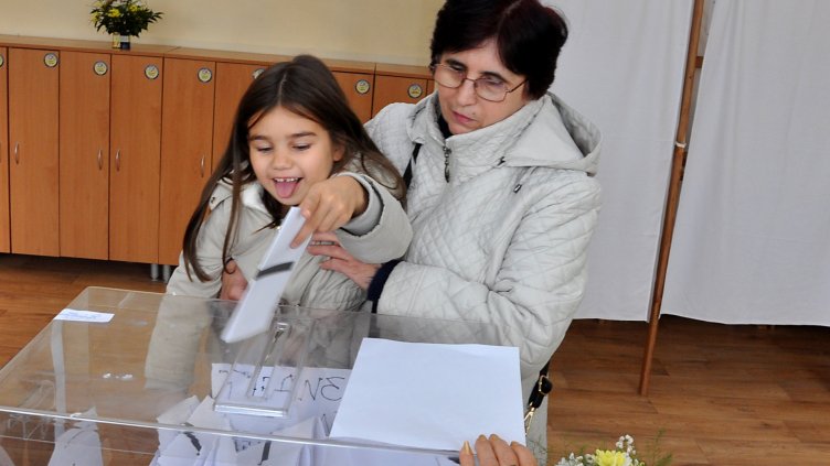 Машинното гласуване из страната е в ход: Стигат ли минутите?