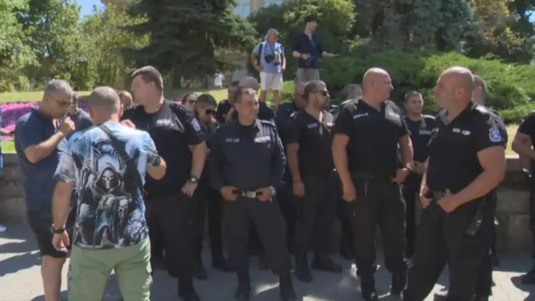 Полицаите си искат министъра: Служителите протестираха срещу политическия натиск за смяната на Калин Стоянов