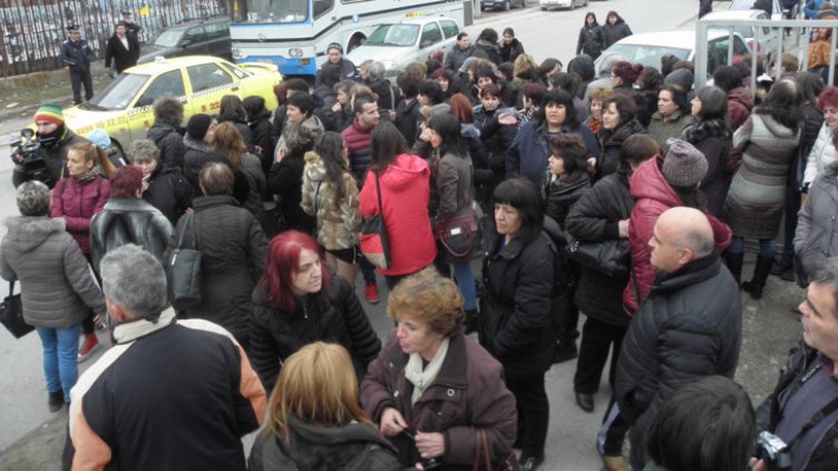 Над 100 шивачки на протест в Дупница