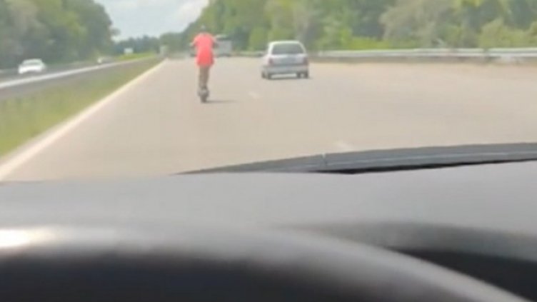 Девойка се движи със 120 км/ч с тротинетка по скоростен път във Варна