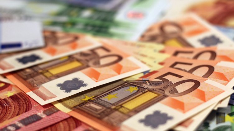 Еврото поскъпва леко спрямо долара
