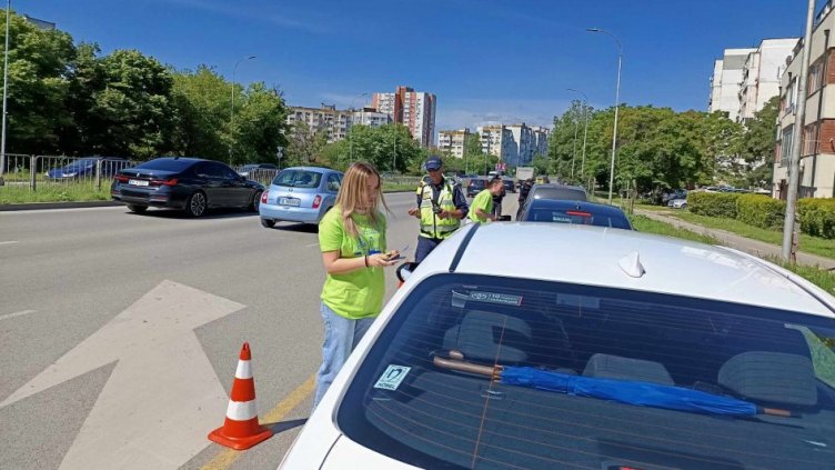 Доброволци раздаваха листовки на шофьорите във Варна