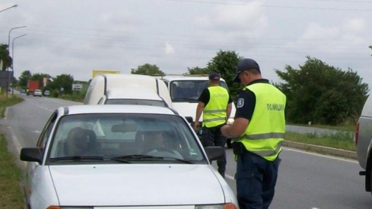 Спипаха двама младежи да карат с отнети книжки във Варненско