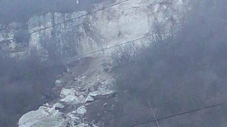 Срутванията в Провадия продължават, затрупана е и къща