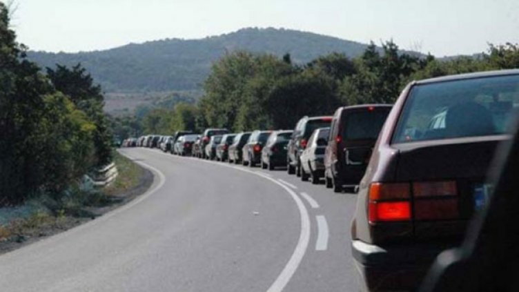 Километрична опашка от гастарбайтери на ГКПП-Калотина