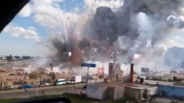 Ад в Мексико! 27 загинаха на пазар за фойерверки (Видео)