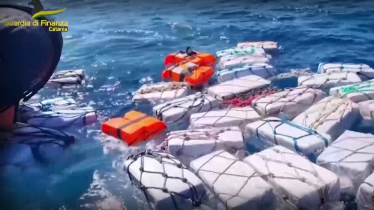 Близо 2 тона кока плават в морето (ВИДЕО)