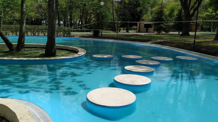 Скулптура затисна и уби млад мъж в Морската градина на Бургас