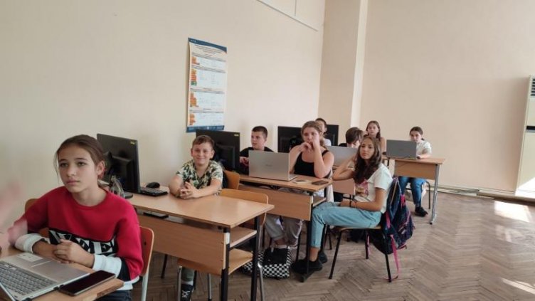 Млади репортери от село Тополи преследват добрите новини