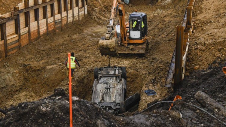 Кола падна в 10-метров изкоп за метрото в София