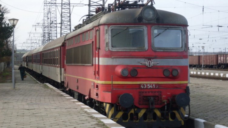 БДЖ осигурява 10 000 допълнителни места за предстоящите четири почивни дни