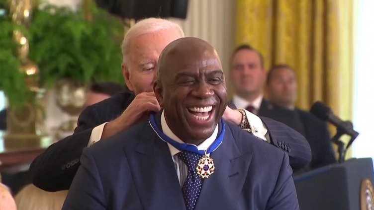 Байдън окичи редица известни личности с медали (ВИДЕО)