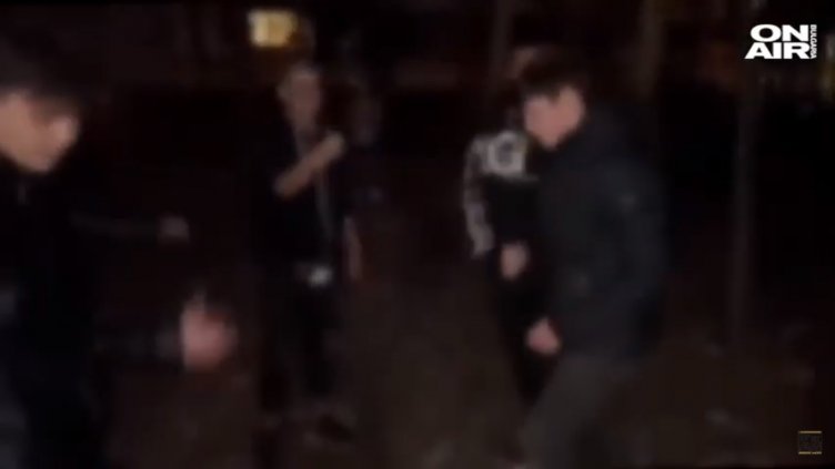 Брутално! Тийнейджъри млатят момче, унижават го. Снимат! ВИДЕО