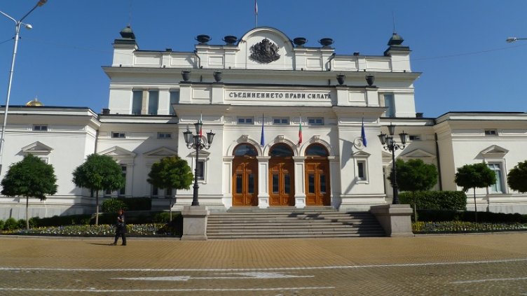 Премахнаха огражденията пред парламента
