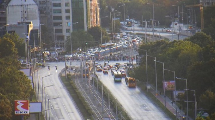 Протест срещу небостъргач блокира булевард в столицата