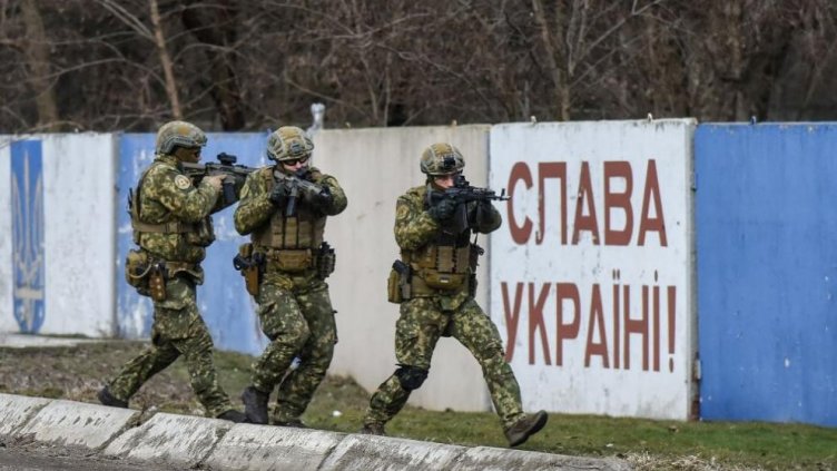 Москва атакува яростно в Донбас, в Херсон пазарят с рубли