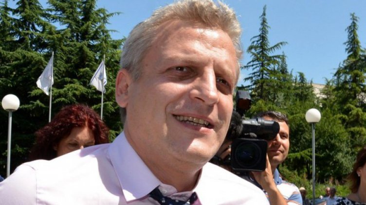 Петър Москов остава министър, за да предотврати предсрочни избори