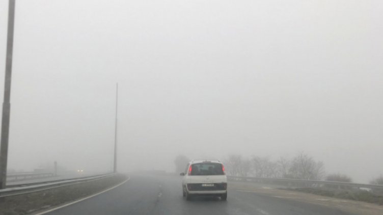 Гъста мъгла затруднява движението по АМ „Струма”