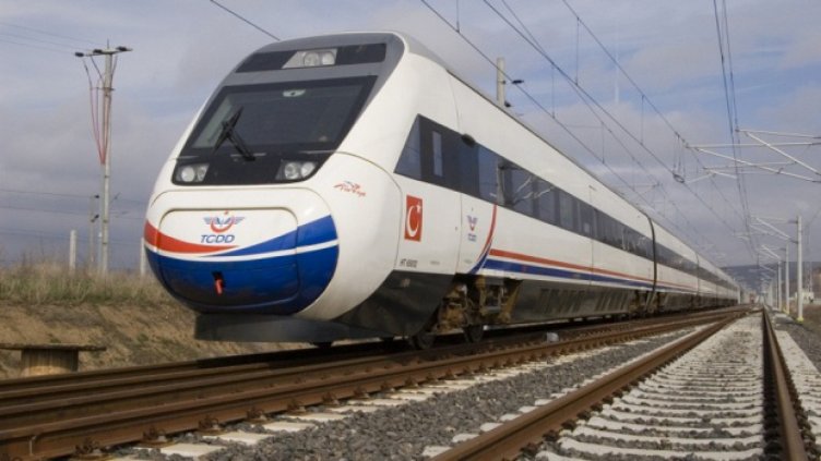 Бърз влак удари кола, навлязла в прелез въпреки сигнализацията