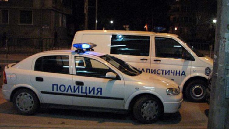 Край морето биха и жена, и турист