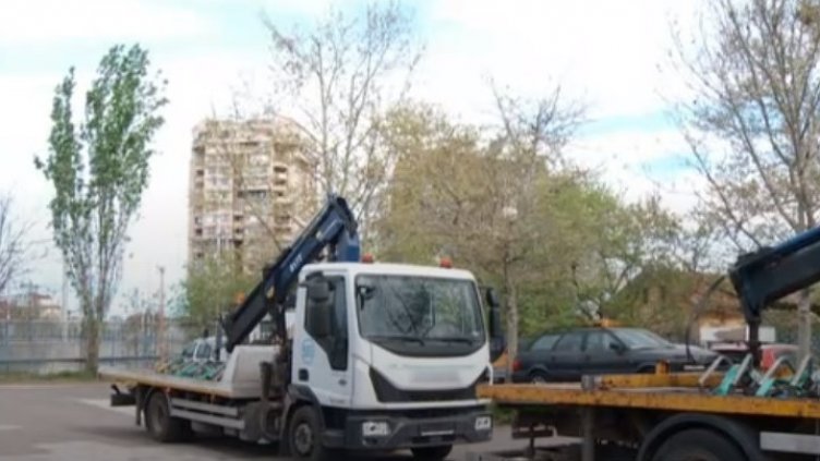 Паяк вдигна колата на даяджия, той свали номерата на репатрака