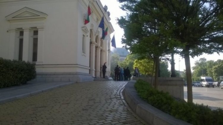 След яйчената канонада – ударно чистят сградата на НС