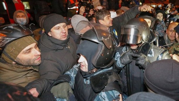 Поредна нощ на сблъсъци в Източна Украйна