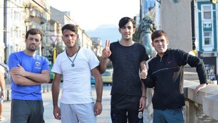 Те вече са тук, платили са по 4000 евро и ето ги – афганистанско селфи!?