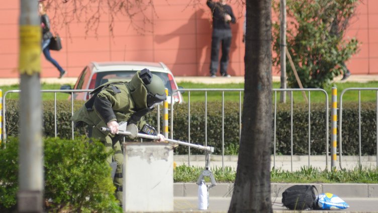 Обезвредиха "бомба" пред варненски мол