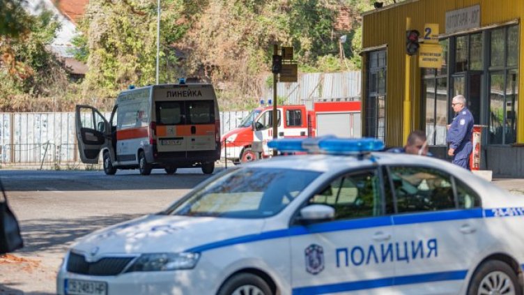 Полицай сваля емблемата на кола, заснеха го (Видео)