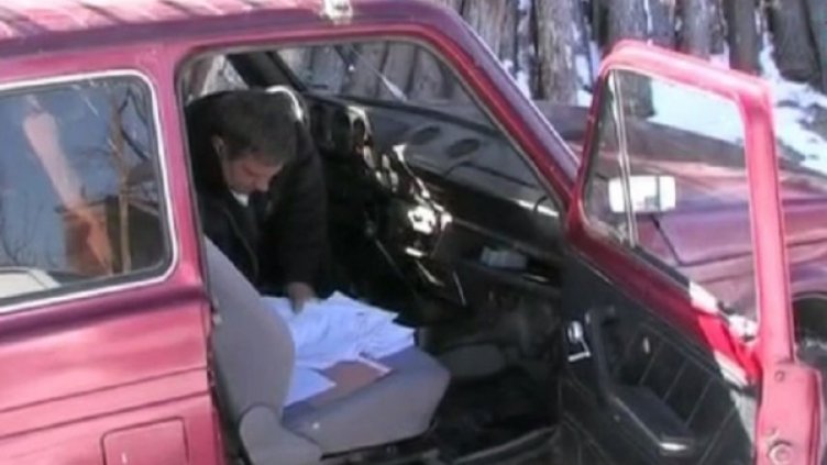 Кмет работи от колата си, "офисът" – по сигурен