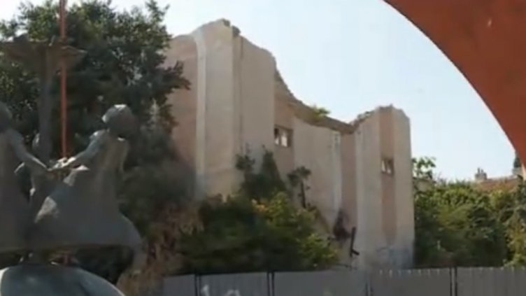 Опасна сграда в центъра на Варна е заплаха за минувачите (ВИДЕО)