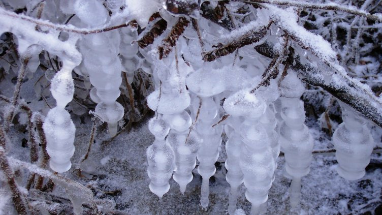 Премахват опасни висулки от подлезите