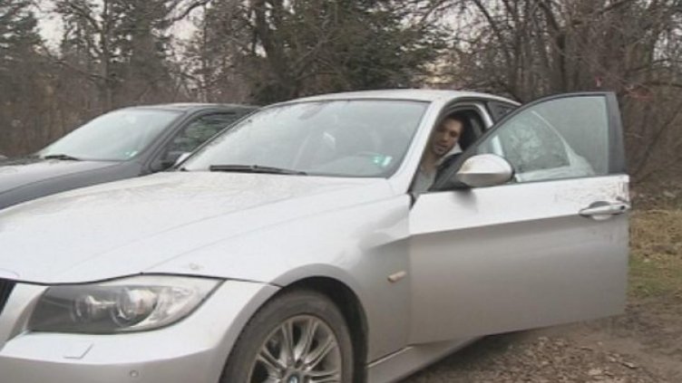 Като във филм: Мъж сгащи автоджамбаз в крачка  