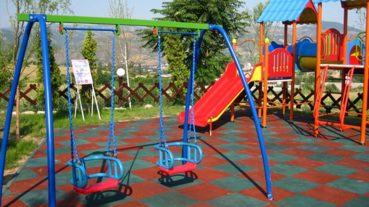 Задържаха 28-годишен, буйствал на детска площадка