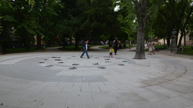 "Черната роза" от фестивала Contempo отива в градската градинка