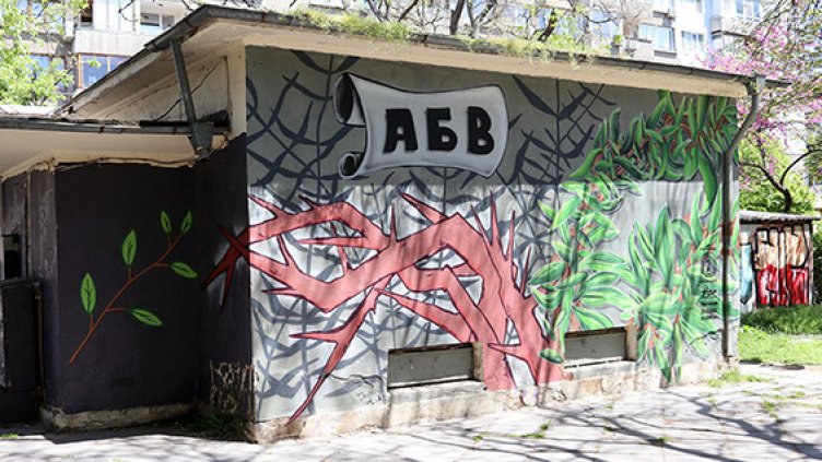 Графити артисти изрисуваха 3 трафопоста във Варна (СНИМКИ)