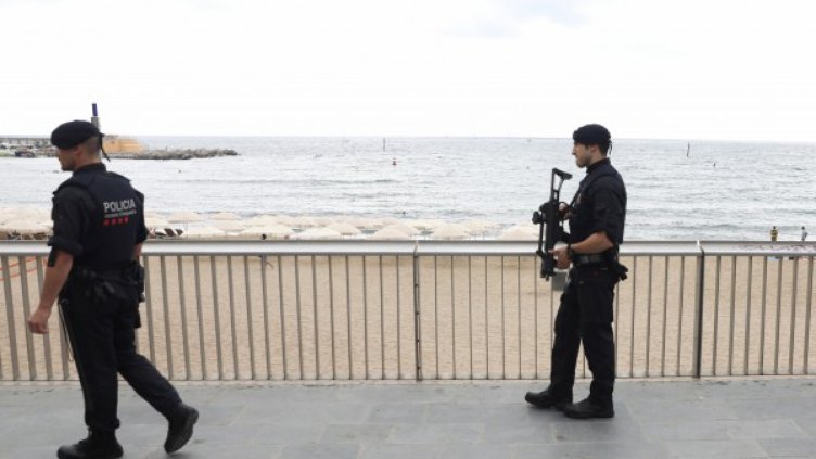 Сигнал за бомба: Евакуираха най-популярния плаж в Барселона