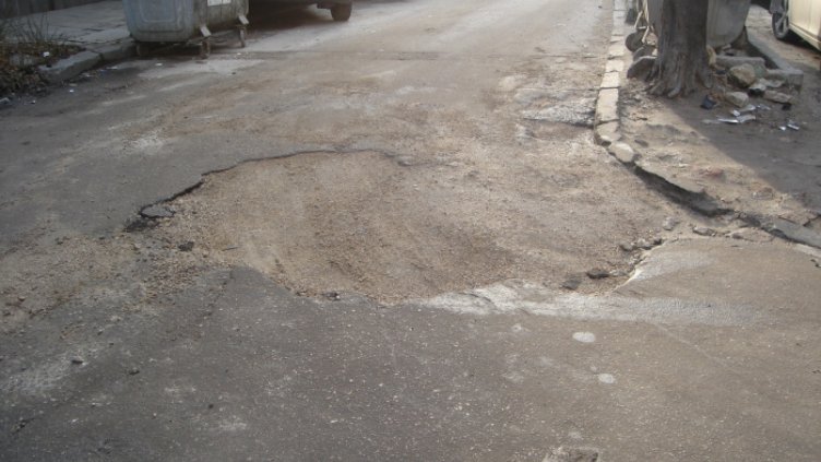 Дупките пред блока стават приоритет за общината през 2015 г.