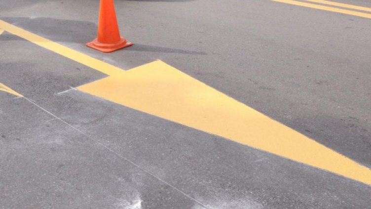 Кола блъсна пътна машина, работник почина от травми