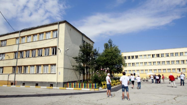 Доброволци ремонтират училище за незрящи деца