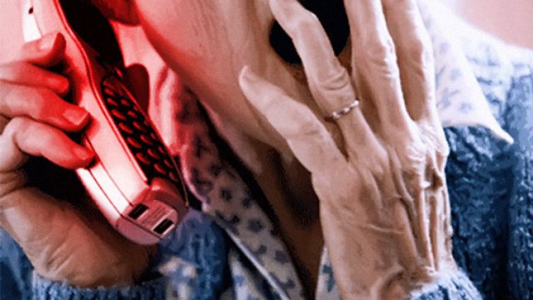 73-годишна жена изгоря с 10 000 лева - остави ги до стълб във Варна