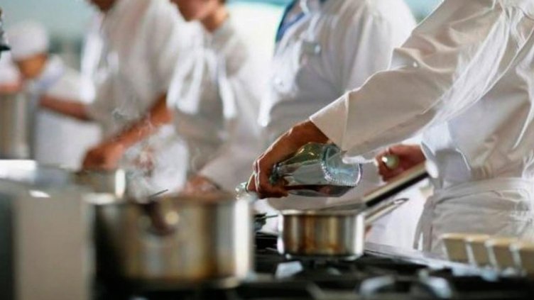 Пари в пандемията! За лятото се търсят готвачи. Заплатите – депутатски!